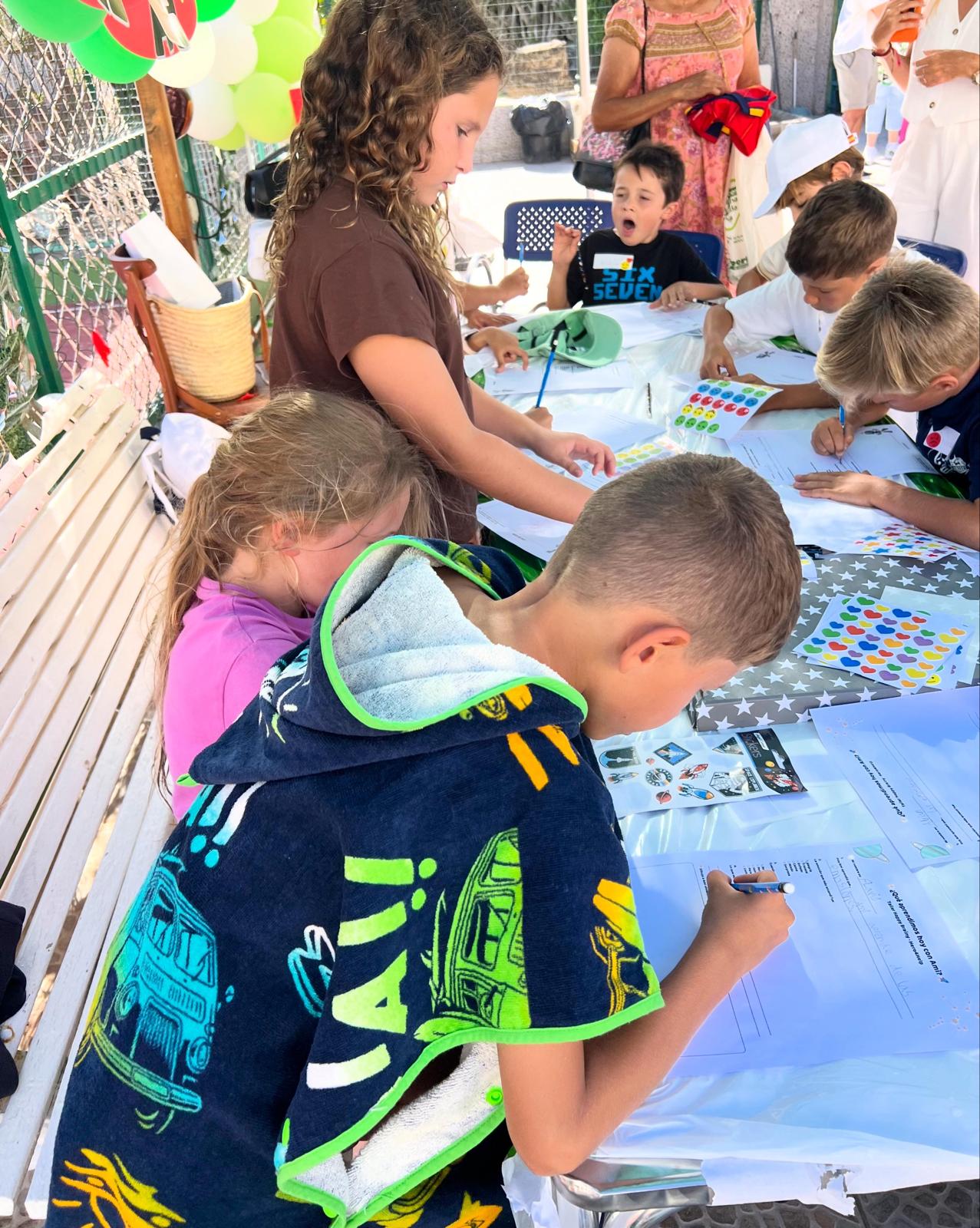 Niños trabajando con stickers de emociones